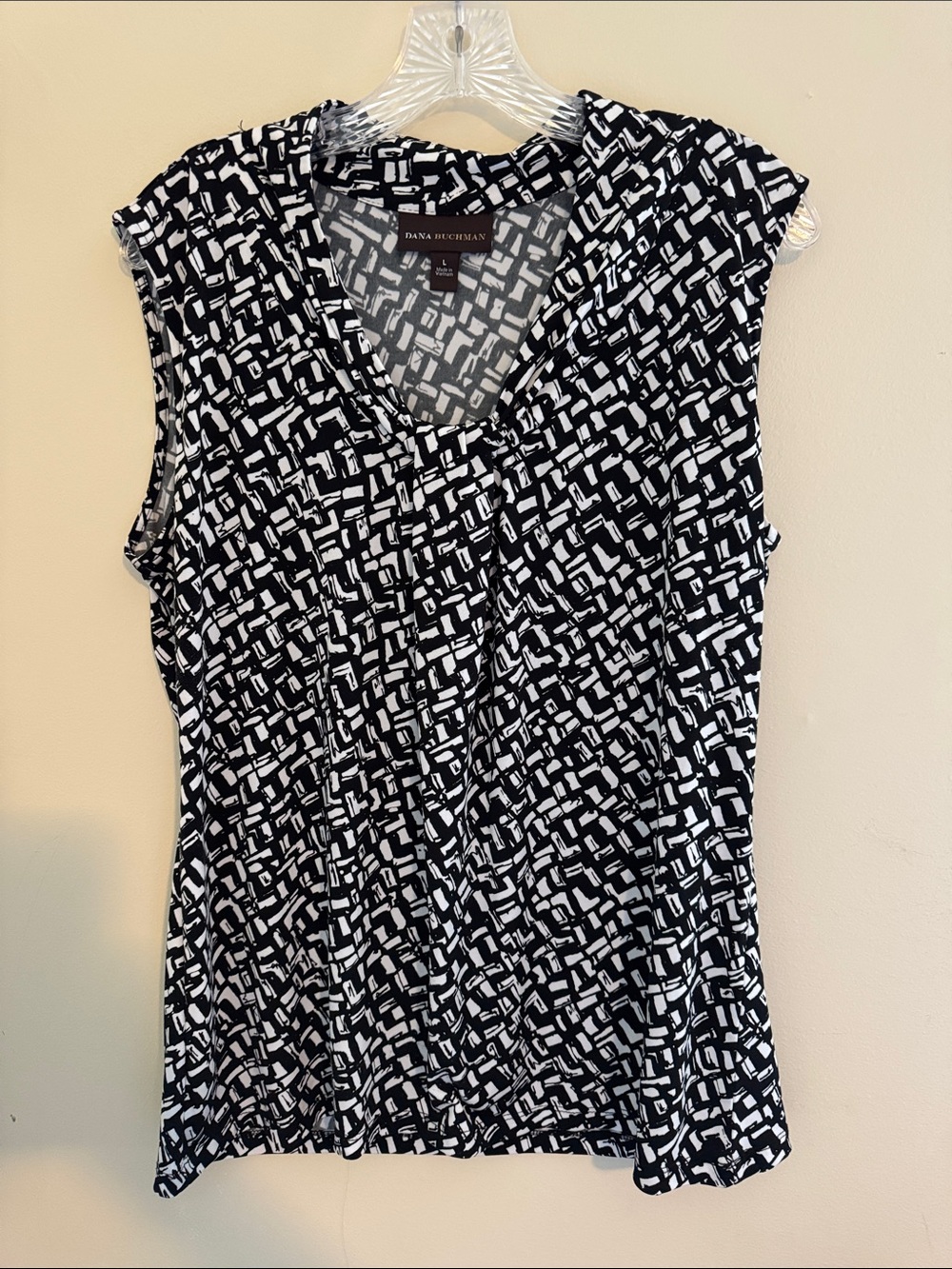 Dana Buchman Black & White Geometric V-Neck Sleeveless Shell